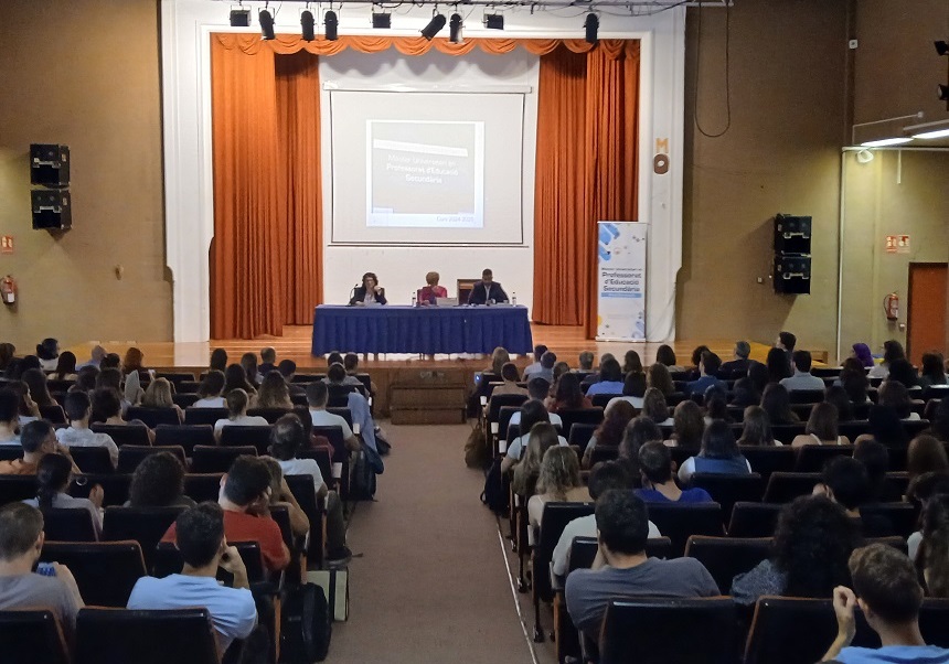 El salón de actos repleto.